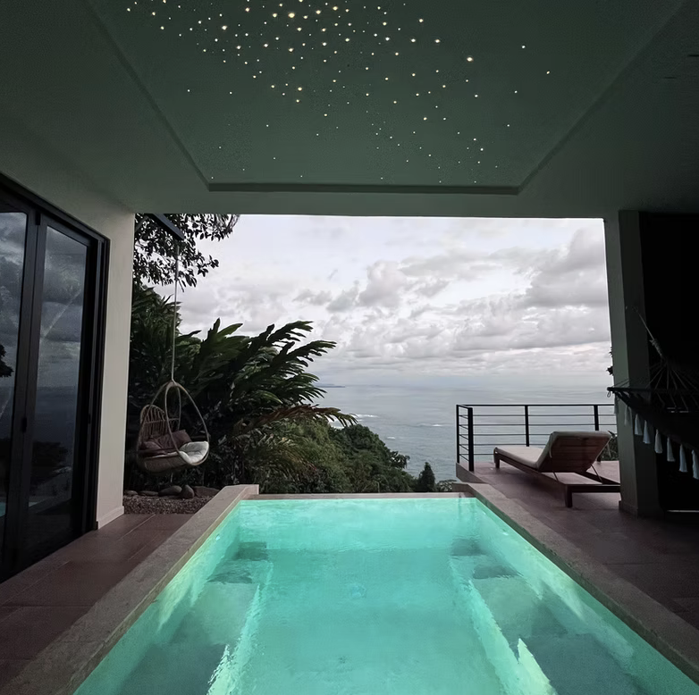 Outdoor dining area at the Sol-E-Mar villa