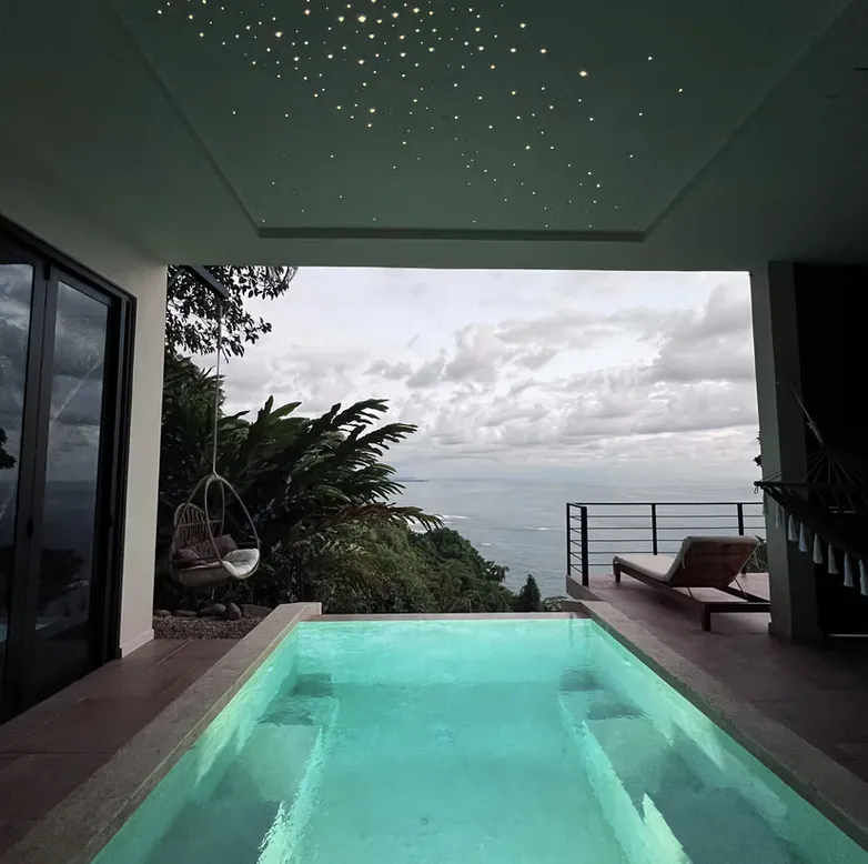 Outdoor dining area at the Sol-E-Mar villa